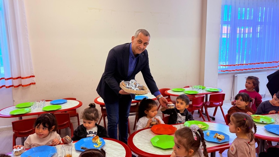 Hasan Çakın Kız Mesleki ve Teknik Anadolu Lisesi Anaokulu’nu ziyaret ederek, glutensiz ürünlerimizi miniklerimize ulaştırdık.